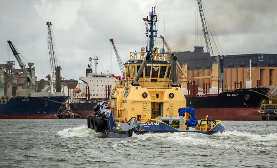 Novo equipamento saiu do estaleiro em Itajaí direto para atender os Porto de Paranaguá e Antonina, reforçando a frota com mais tecnologia e potência. Isso garante melhor atendimento aos serviços e operações marítimos.