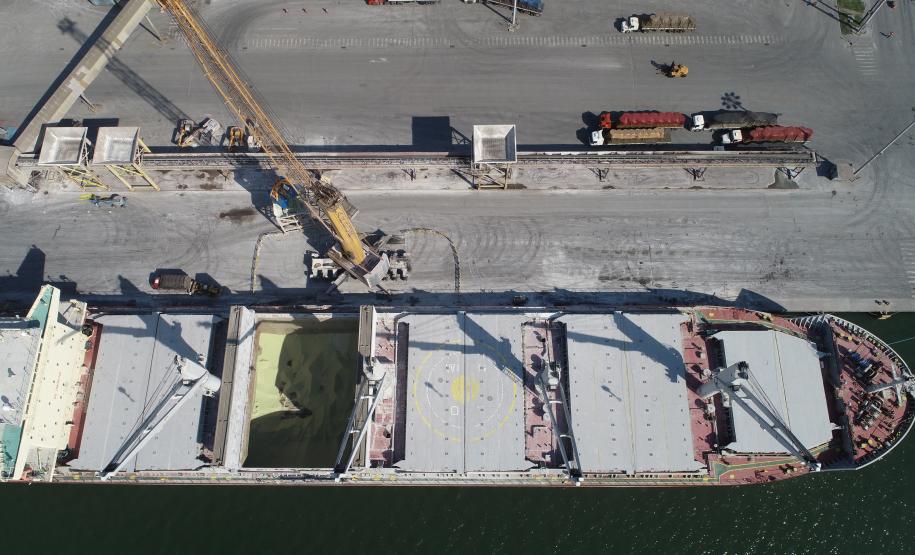 Importadores dos produtos pelos portos de Paranaguá e Antonina pagaram menos em sobre-estadia em 2019. Economia do setor chega a US$20 milhões, em gastos de esperas extras de navios.