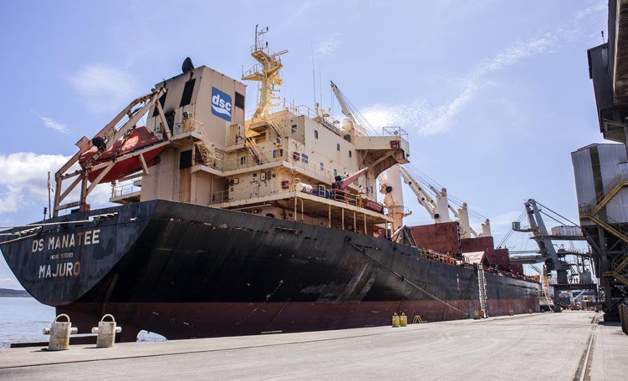 O resultado é do mês de janeiro e se refere à exportação e importação. No total, Paranaguá e Antonina movimentaram 3,44 milhões de toneladas com destaque no embarque de açúcar em saca, contêineres, óleo vegetal e derivados de petróleo.