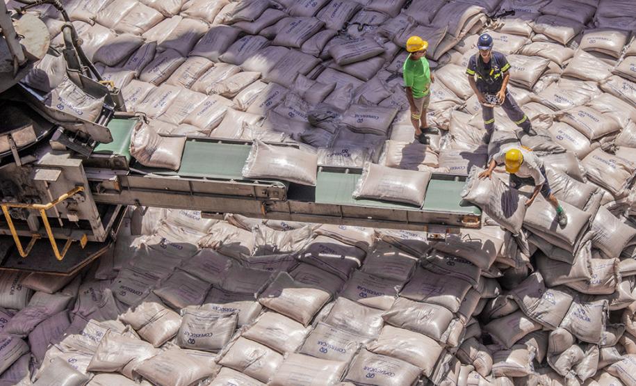 O resultado é do mês de janeiro e se refere à exportação e importação. No total, Paranaguá e Antonina movimentaram 3,44 milhões de toneladas com destaque no embarque de açúcar em saca, contêineres, óleo vegetal e derivados de petróleo.