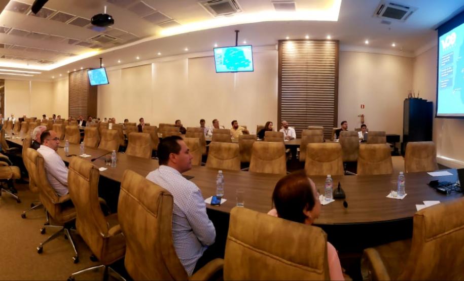 Os investimentos do Governo do Estado na área de infraestrutura e logística foram tema de um fórum realizado nesta sexta-feira (14), pelo Conselho de Desenvolvimento Econômico de Maringá (CODEM). O evento reuniu empresários do setor produtivo da região e apresentou as vantagem de exportar via Portos do Paraná.