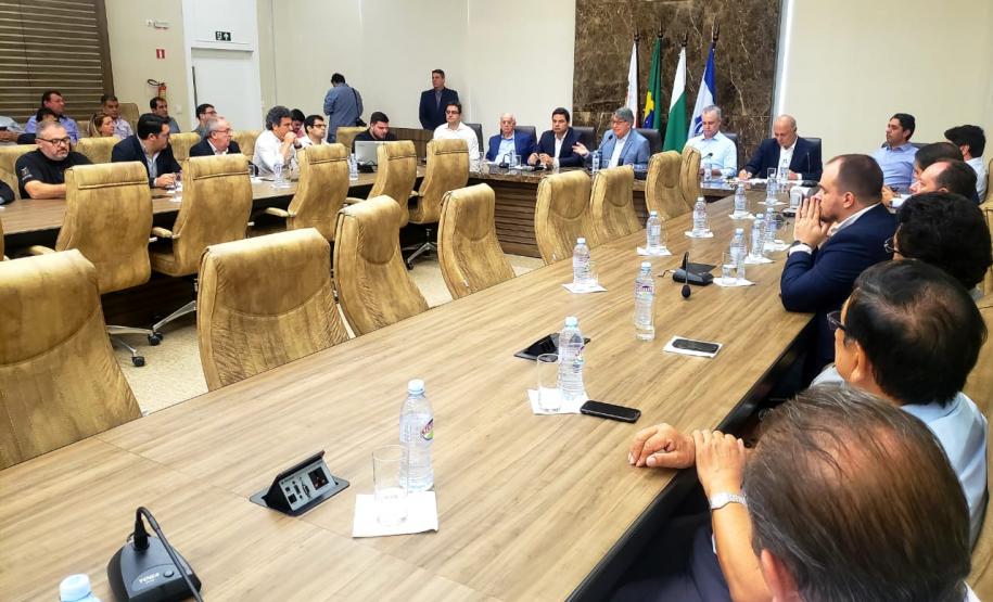 Os investimentos do Governo do Estado na área de infraestrutura e logística foram tema de um fórum realizado nesta sexta-feira (14), pelo Conselho de Desenvolvimento Econômico de Maringá (CODEM). O evento reuniu empresários do setor produtivo da região e apresentou as vantagem de exportar via Portos do Paraná.