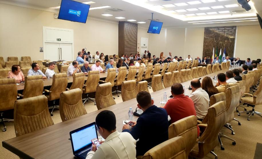 Os investimentos do Governo do Estado na área de infraestrutura e logística foram tema de um fórum realizado nesta sexta-feira (14), pelo Conselho de Desenvolvimento Econômico de Maringá (CODEM). O evento reuniu empresários do setor produtivo da região e apresentou as vantagem de exportar via Portos do Paraná.