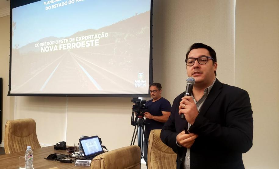 Os investimentos do Governo do Estado na área de infraestrutura e logística foram tema de um fórum realizado nesta sexta-feira (14), pelo Conselho de Desenvolvimento Econômico de Maringá (CODEM). O evento reuniu empresários do setor produtivo da região e apresentou as vantagem de exportar via Portos do Paraná.