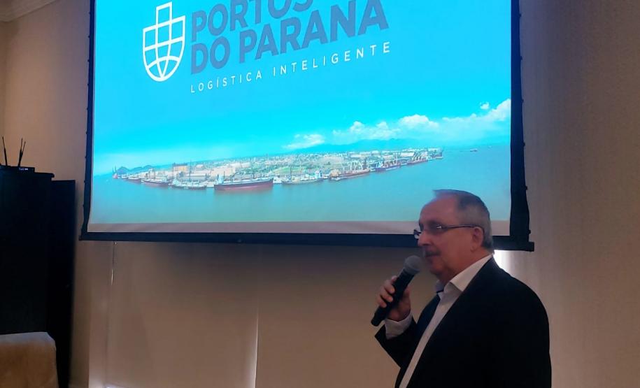 Os investimentos do Governo do Estado na área de infraestrutura e logística foram tema de um fórum realizado nesta sexta-feira (14), pelo Conselho de Desenvolvimento Econômico de Maringá (CODEM). O evento reuniu empresários do setor produtivo da região e apresentou as vantagem de exportar via Portos do Paraná.