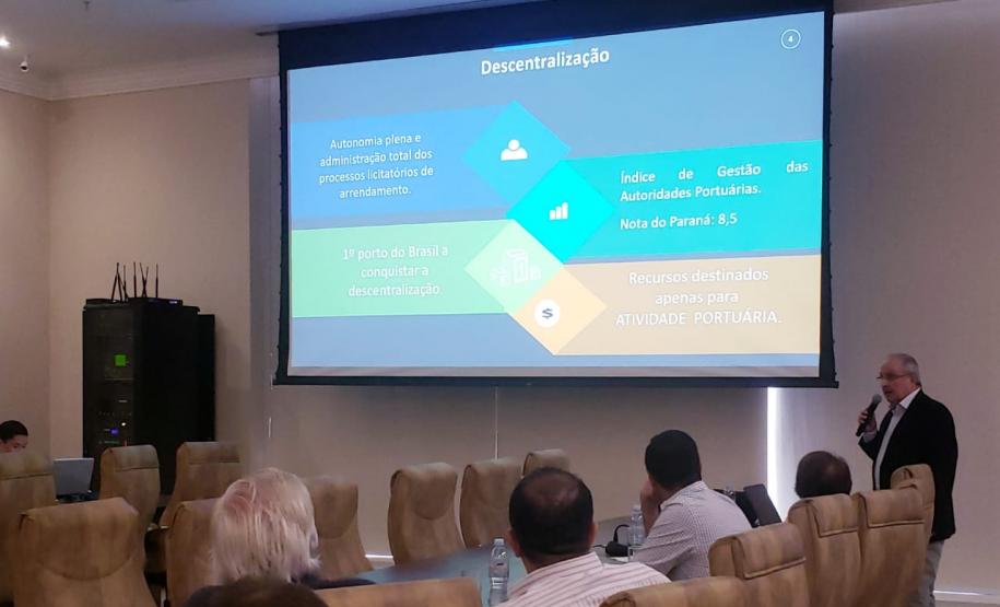 Os investimentos do Governo do Estado na área de infraestrutura e logística foram tema de um fórum realizado nesta sexta-feira (14), pelo Conselho de Desenvolvimento Econômico de Maringá (CODEM). O evento reuniu empresários do setor produtivo da região e apresentou as vantagem de exportar via Portos do Paraná.