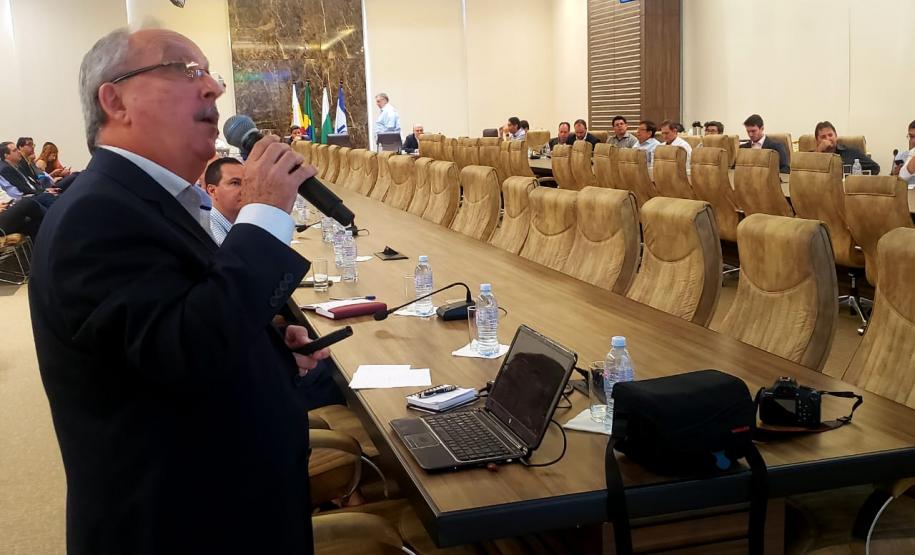 Os investimentos do Governo do Estado na área de infraestrutura e logística foram tema de um fórum realizado nesta sexta-feira (14), pelo Conselho de Desenvolvimento Econômico de Maringá (CODEM). O evento reuniu empresários do setor produtivo da região e apresentou as vantagem de exportar via Portos do Paraná.