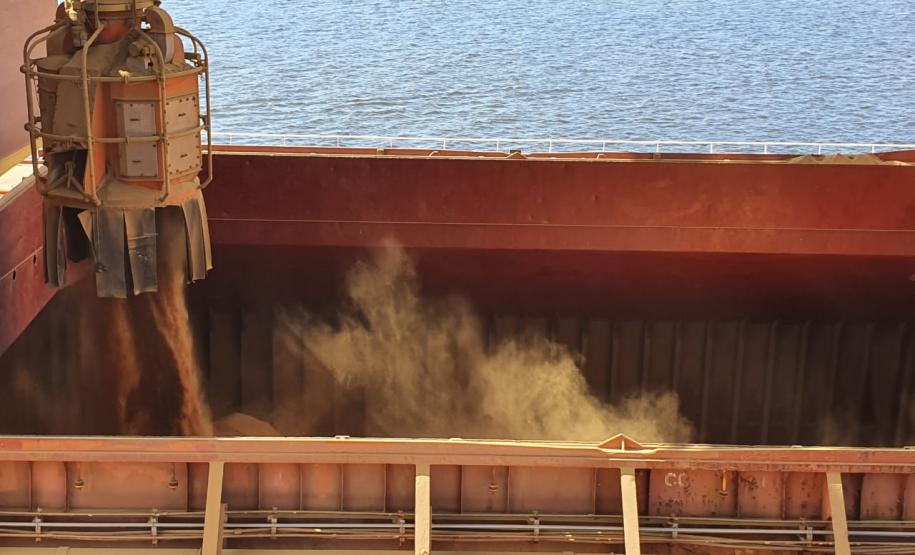 O primeiro embarque do coproduto do processamento do milho para a fabricação de etanol aconteceu em dezembro no porto paranaense de forma inédita no País. Para esta nova operação, ajustes garantiram mais agilidade e produtividade.