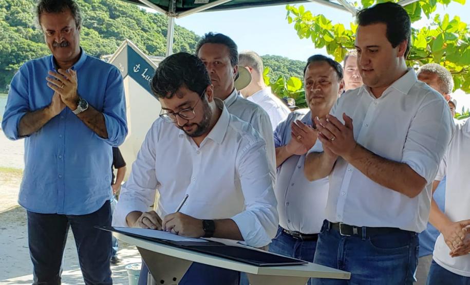 Trapiches de Encantadas e Nova Brasília serão reformados, reforçados e ampliados. Vão receber nova iluminação, rampas acessíveis, lixeiras, coberturas. Medida se soma a outros R$ 8 milhões aplicados em melhorias na Ilha do Mel, um cartão-postal do Paraná.