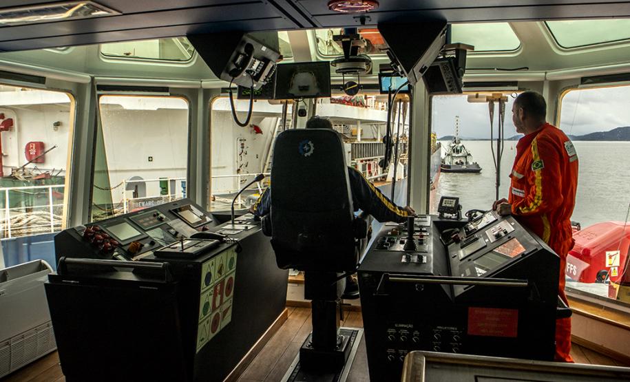 Novo equipamento saiu do estaleiro em Itajaí direto para atender os Porto de Paranaguá e Antonina, reforçando a frota com mais tecnologia e potência. Isso garante melhor atendimento aos serviços e operações marítimos.