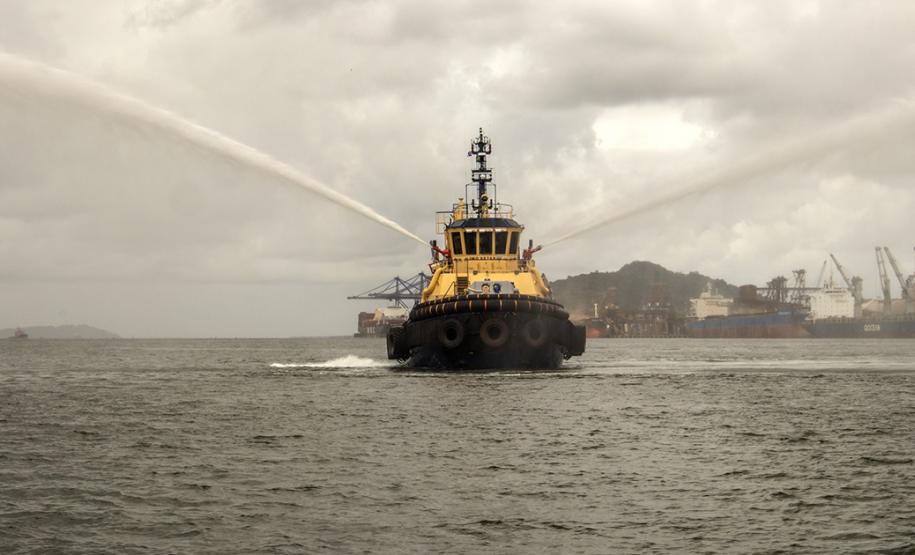 Novo equipamento saiu do estaleiro em Itajaí direto para atender os Porto de Paranaguá e Antonina, reforçando a frota com mais tecnologia e potência. Isso garante melhor atendimento aos serviços e operações marítimos.