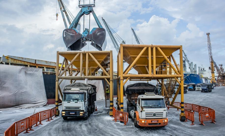 Importadores dos produtos pelos portos de Paranaguá e Antonina pagaram menos em sobre-estadia em 2019. Economia do setor chega a US$20 milhões, em gastos de esperas extras de navios.