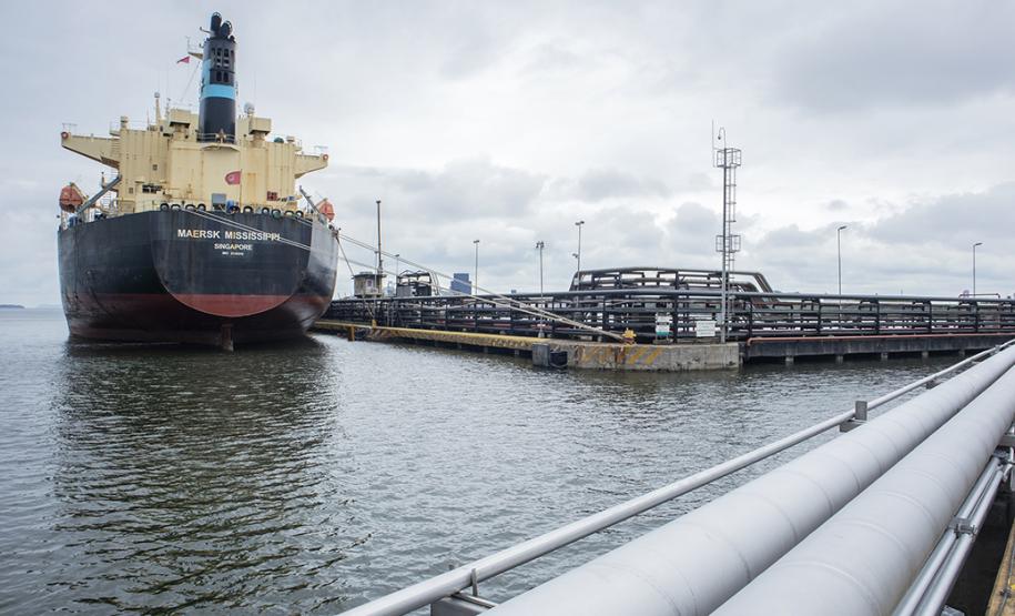 O resultado é do mês de janeiro e se refere à exportação e importação. No total, Paranaguá e Antonina movimentaram 3,44 milhões de toneladas com destaque no embarque de açúcar em saca, contêineres, óleo vegetal e derivados de petróleo.