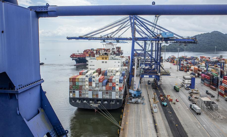 O resultado é do mês de janeiro e se refere à exportação e importação. No total, Paranaguá e Antonina movimentaram 3,44 milhões de toneladas com destaque no embarque de açúcar em saca, contêineres, óleo vegetal e derivados de petróleo.