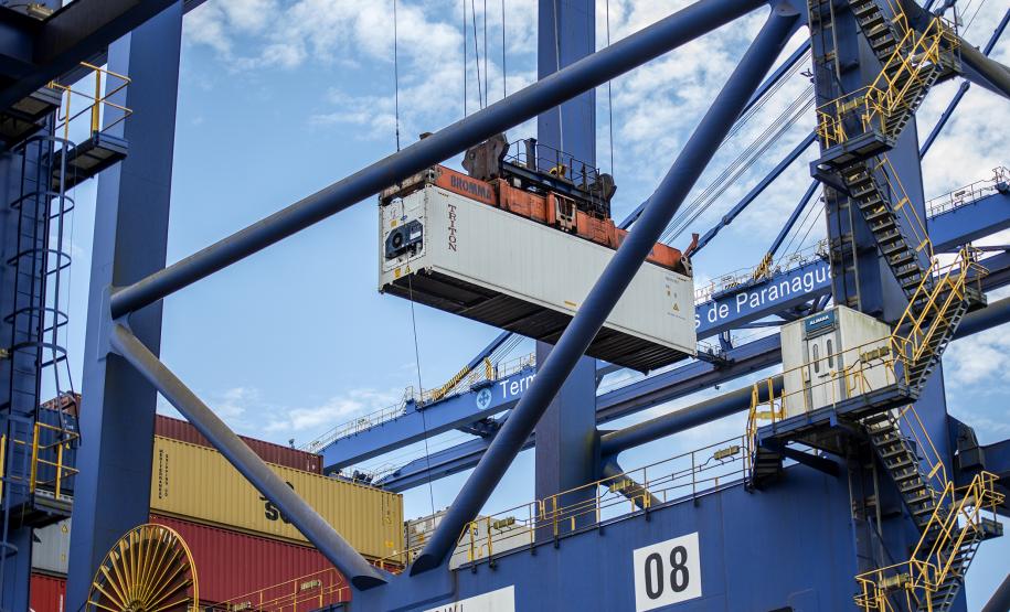 O resultado é do mês de janeiro e se refere à exportação e importação. No total, Paranaguá e Antonina movimentaram 3,44 milhões de toneladas com destaque no embarque de açúcar em saca, contêineres, óleo vegetal e derivados de petróleo.