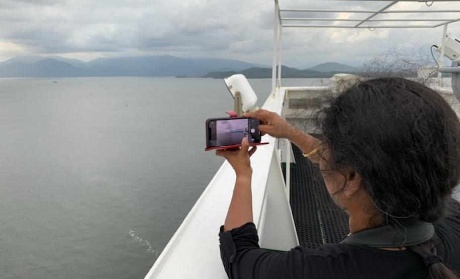 “O porto mais bonito até agora”. Foi assim que a diretora de projeto estratégicos Parvathy Sankar descreveu a chegada ao Porto de Paranaguá no dia 1o. de fevereiro numa foto postada no Instagram. Ela é alemã, de origem indiana, mora e trabalha numa multinacional na Alemanha, mas resolveu embarcar em Cingapura numa viagem pouco usual: partir do Oceano Índico e cruzar o Atlântico num navio de contêineres junto com o marido Manohar. A experiência acabou sendo relatada em blogues e nas redes sociais e o resulta