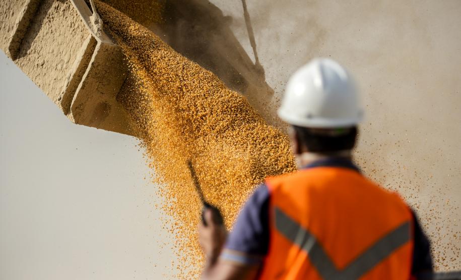 Com 85 anos, porto paranaense redefine a relação da atividade portuária com a cidade. Em 2020, a empresa Portos do Paraná vai zerar a dívida com o município e repassar R$ 22,66 milhões. O dinheiro é aplicado em investimentos na área de saúde, educação, obras, além de ajudar o poder municipal a manter salários em dia e fazer novas contratações.