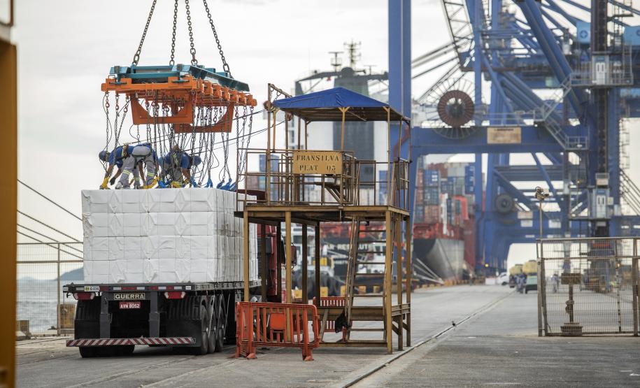 Com 85 anos, porto paranaense redefine a relação da atividade portuária com a cidade. Em 2020, a empresa Portos do Paraná vai zerar a dívida com o município e repassar R$ 22,66 milhões. O dinheiro é aplicado em investimentos na área de saúde, educação, obras, além de ajudar o poder municipal a manter salários em dia e fazer novas contratações.