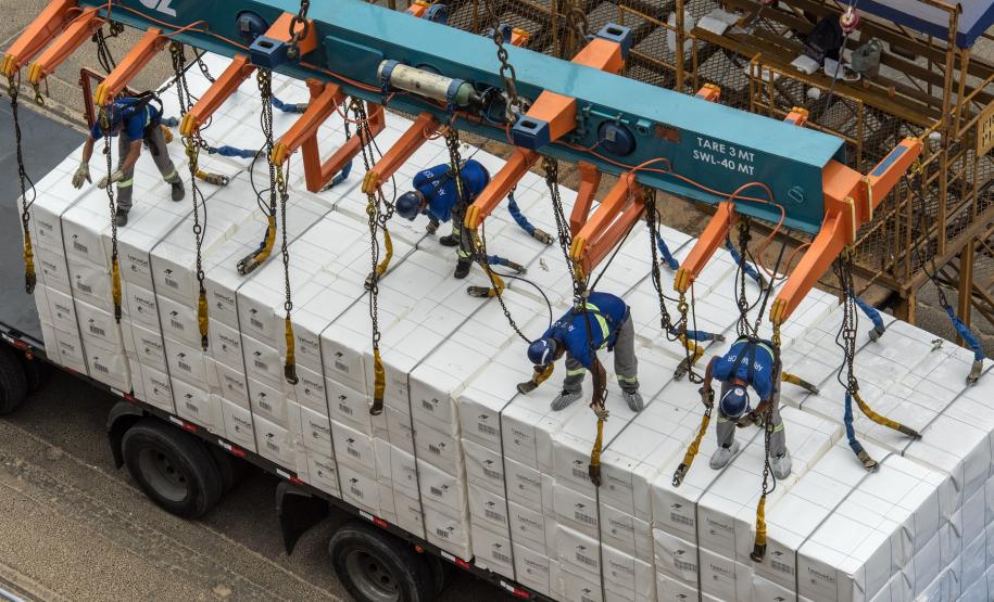 Com 85 anos, porto paranaense redefine a relação da atividade portuária com a cidade. Em 2020, a empresa Portos do Paraná vai zerar a dívida com o município e repassar R$ 22,66 milhões. O dinheiro é aplicado em investimentos na área de saúde, educação, obras, além de ajudar o poder municipal a manter salários em dia e fazer novas contratações.