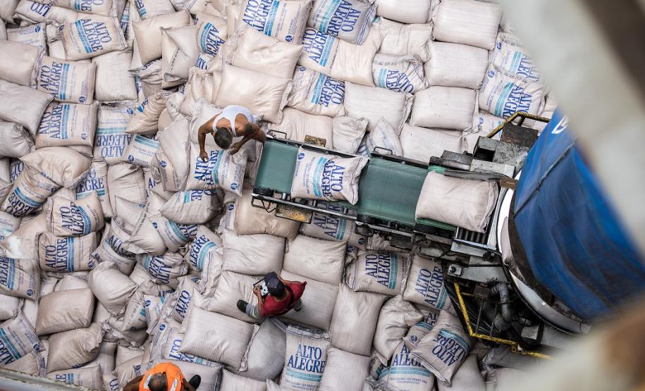 É líder na exportação de óleo vegetal e frango congelado, tem a maior capacidade em contêineres do país. É o segundo porto brasileiro na exportação de soja, farelo, açúcar, papel, carnes, álcool e veículos.