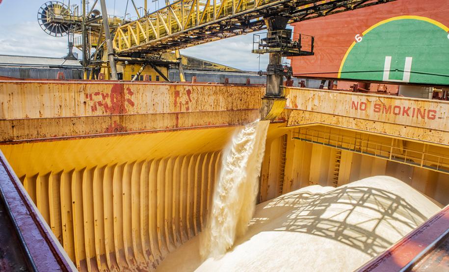 O aumento registrado na soma do volume de açúcar a granel exportado em janeiro e fevereiro é de 32%. Este ano, 183.300 toneladas foram embarcadas. Em 2019, 138,7 mil toneladas. Em saca, a movimentação foi 47% maior. No bimestre de 2020, 233.457 toneladas. Em 2019, 158,8 mil.