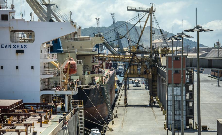 O aumento registrado na soma do volume de açúcar a granel exportado em janeiro e fevereiro é de 32%. Este ano, 183.300 toneladas foram embarcadas. Em 2019, 138,7 mil toneladas. Em saca, a movimentação foi 47% maior. No bimestre de 2020, 233.457 toneladas. Em 2019, 158,8 mil.