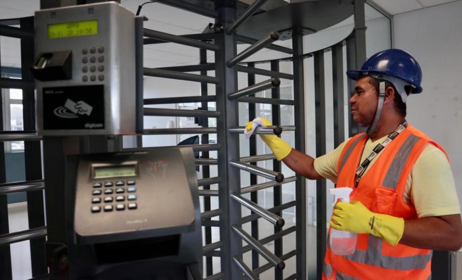 A higienização das mãos foi um dos pontos mais destacados na atividade, que foi realizada em parceria com a Anvisa. Participaram 100 trabalhadores que atuam na área portuária.