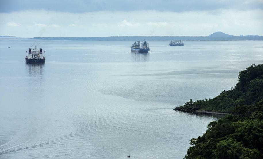 Este ano, 469 navios atracaram nos Portos do Paraná. Apenas no mês de março, até a última quinta-feira (19), foram 124 embarcações recebidas para carregar ou descarregar nos berços paranaenses. Todos, sem exceção, passaram pelo controle e protocolo sanitários aplicados pela Agência Nacional de Vigilância Sanitária (Anvisa).