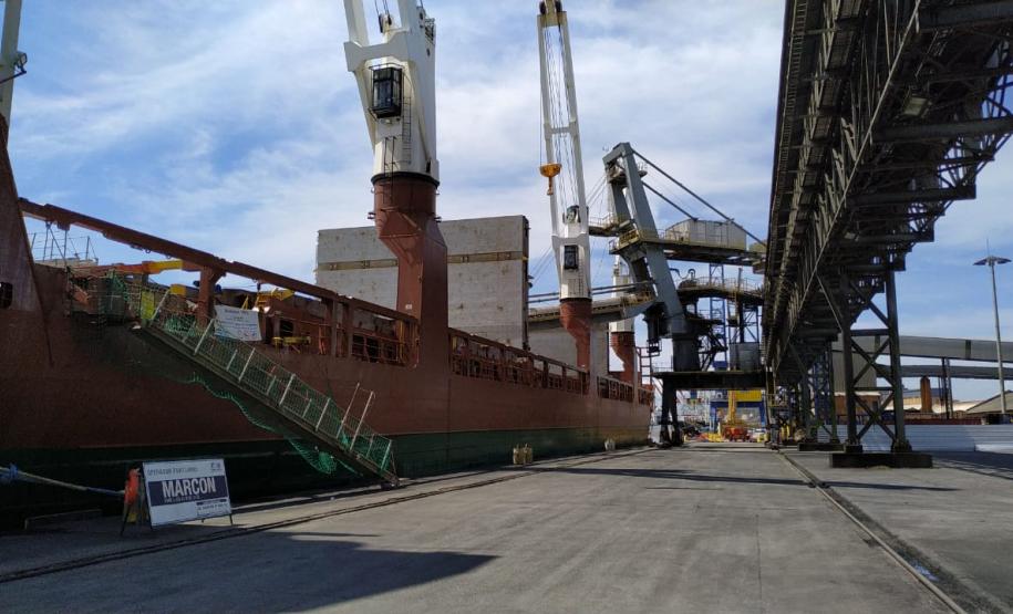 Porto paranaense fez o primeiro embarque do país da farinha de milho. São 6 mil toneladas de produto que vão alimentar famílias no Congo, na África. O produto é paranaense, com origem na região de Maringá.