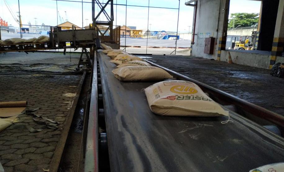 Porto paranaense fez o primeiro embarque do país da farinha de milho. São 6 mil toneladas de produto que vão alimentar famílias no Congo, na África. O produto é paranaense, com origem na região de Maringá.