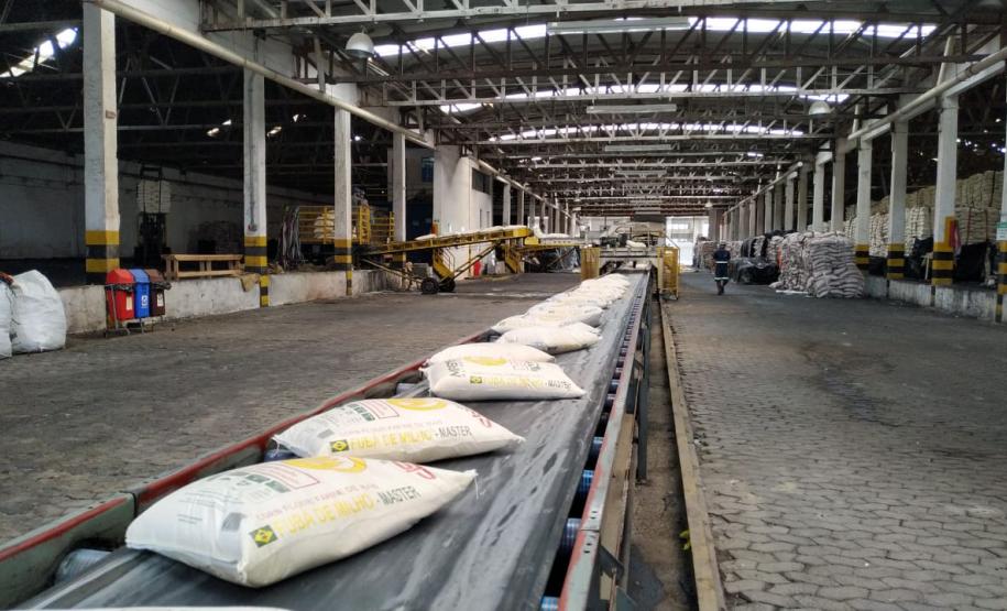 Porto paranaense fez o primeiro embarque do país da farinha de milho. São 6 mil toneladas de produto que vão alimentar famílias no Congo, na África. O produto é paranaense, com origem na região de Maringá.