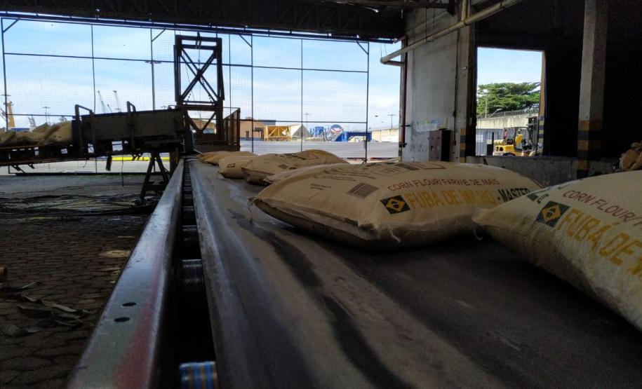 Porto paranaense fez o primeiro embarque do país da farinha de milho. São 6 mil toneladas de produto que vão alimentar famílias no Congo, na África. O produto é paranaense, com origem na região de Maringá.