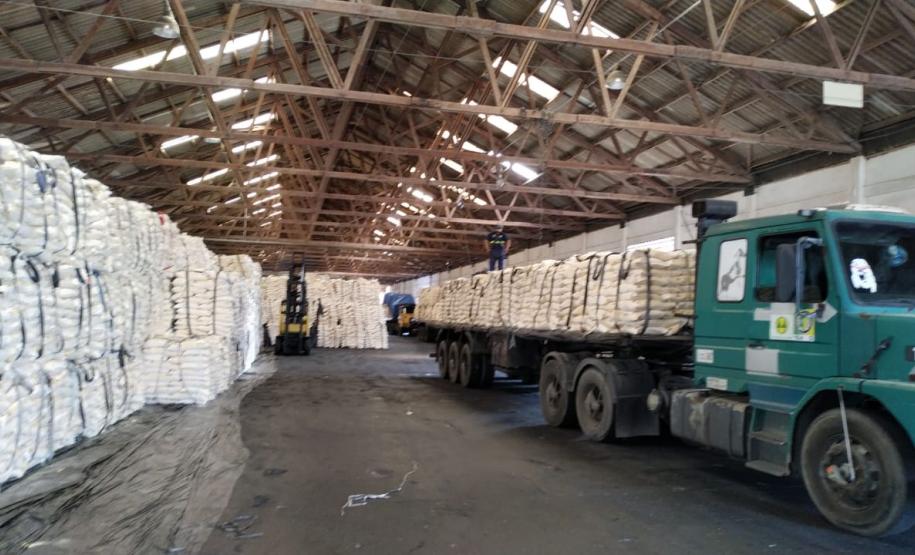 Porto paranaense fez o primeiro embarque do país da farinha de milho. São 6 mil toneladas de produto que vão alimentar famílias no Congo, na África. O produto é paranaense, com origem na região de Maringá.