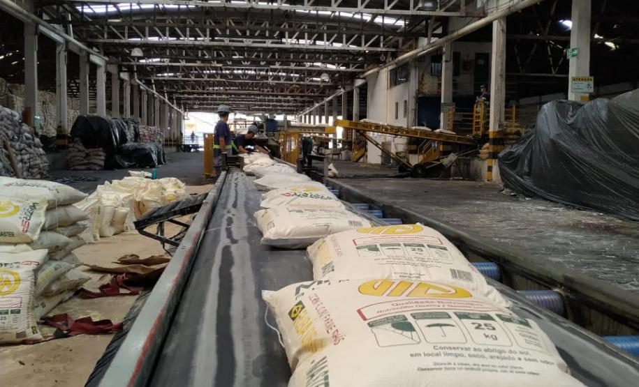 Porto paranaense fez o primeiro embarque do país da farinha de milho. São 6 mil toneladas de produto que vão alimentar famílias no Congo, na África. O produto é paranaense, com origem na região de Maringá.