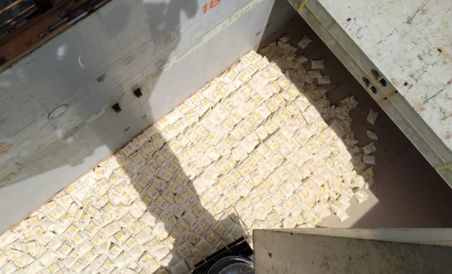 Porto paranaense fez o primeiro embarque do país da farinha de milho. São 6 mil toneladas de produto que vão alimentar famílias no Congo, na África. O produto é paranaense, com origem na região de Maringá.