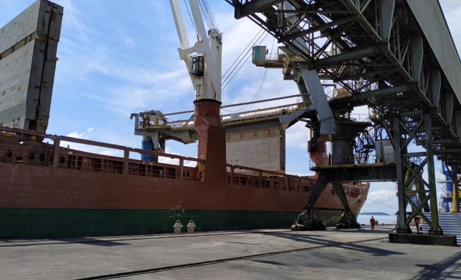 Porto paranaense fez o primeiro embarque do país da farinha de milho. São 6 mil toneladas de produto que vão alimentar famílias no Congo, na África. O produto é paranaense, com origem na região de Maringá.