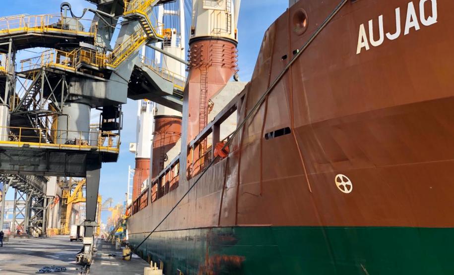 Porto paranaense fez o primeiro embarque do país da farinha de milho. São 6 mil toneladas de produto que vão alimentar famílias no Congo, na África. O produto é paranaense, com origem na região de Maringá.