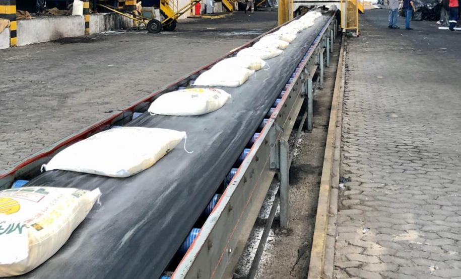 Porto paranaense fez o primeiro embarque do país da farinha de milho. São 6 mil toneladas de produto que vão alimentar famílias no Congo, na África. O produto é paranaense, com origem na região de Maringá.