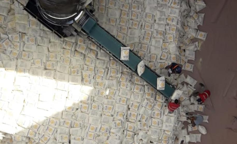 Porto paranaense fez o primeiro embarque do país da farinha de milho. São 6 mil toneladas de produto que vão alimentar famílias no Congo, na África. O produto é paranaense, com origem na região de Maringá.