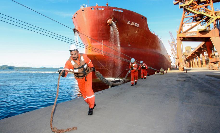 Com 85 anos, porto paranaense redefine a relação da atividade portuária com a cidade. Em 2020, a empresa Portos do Paraná vai zerar a dívida com o município e repassar R$ 22,66 milhões. O dinheiro é aplicado em investimentos na área de saúde, educação, obras, além de ajudar o poder municipal a manter salários em dia e fazer novas contratações.