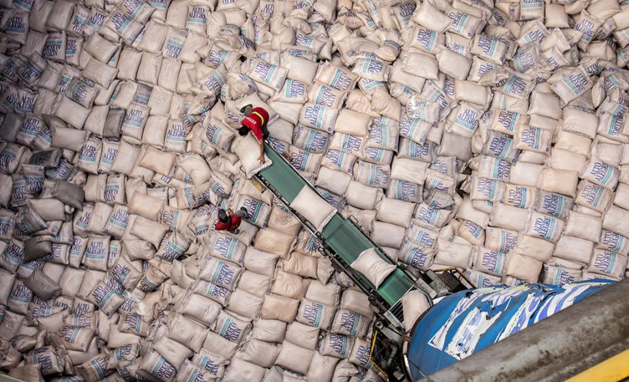 É líder na exportação de óleo vegetal e frango congelado, tem a maior capacidade em contêineres do país. É o segundo porto brasileiro na exportação de soja, farelo, açúcar, papel, carnes, álcool e veículos.