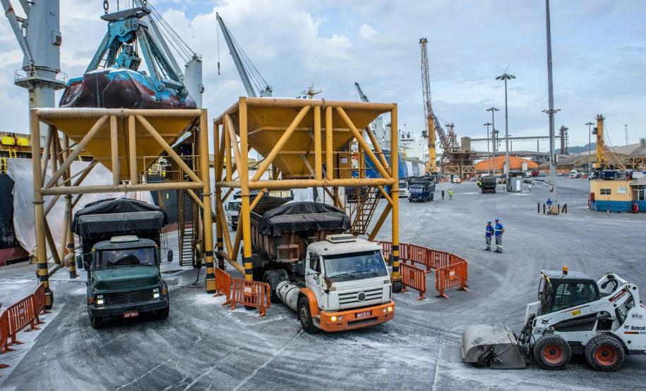 Com 85 anos, porto paranaense redefine a relação da atividade portuária com a cidade. Em 2020, a empresa Portos do Paraná vai zerar a dívida com o município e repassar R$ 22,66 milhões. O dinheiro é aplicado em investimentos na área de saúde, educação, obras, além de ajudar o poder municipal a manter salários em dia e fazer novas contratações.