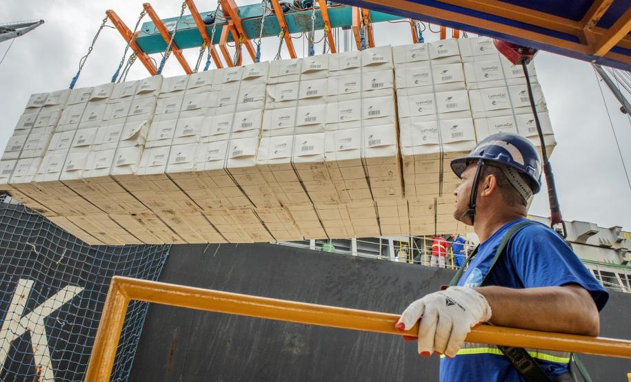 Com 85 anos, porto paranaense redefine a relação da atividade portuária com a cidade. Em 2020, a empresa Portos do Paraná vai zerar a dívida com o município e repassar R$ 22,66 milhões. O dinheiro é aplicado em investimentos na área de saúde, educação, obras, além de ajudar o poder municipal a manter salários em dia e fazer novas contratações.