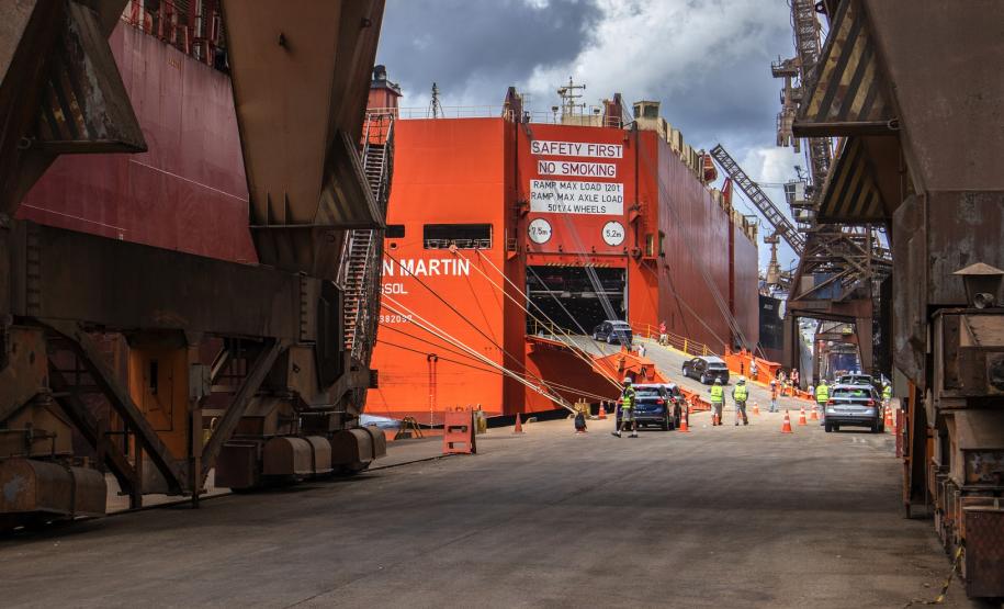 Com 85 anos, porto paranaense redefine a relação da atividade portuária com a cidade. Em 2020, a empresa Portos do Paraná vai zerar a dívida com o município e repassar R$ 22,66 milhões. O dinheiro é aplicado em investimentos na área de saúde, educação, obras, além de ajudar o poder municipal a manter salários em dia e fazer novas contratações.