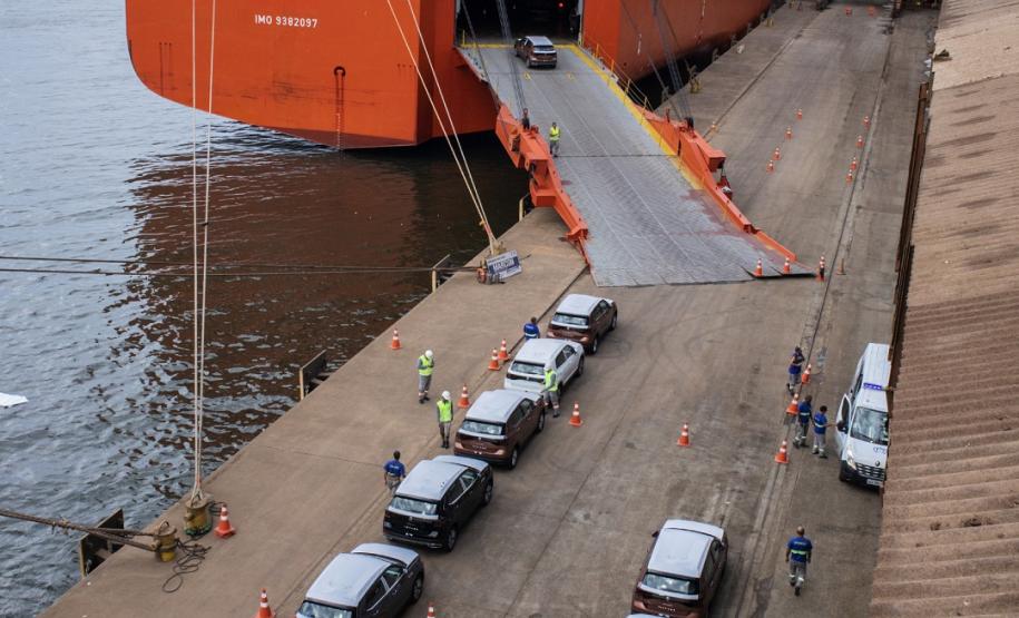 Com 85 anos, porto paranaense redefine a relação da atividade portuária com a cidade. Em 2020, a empresa Portos do Paraná vai zerar a dívida com o município e repassar R$ 22,66 milhões. O dinheiro é aplicado em investimentos na área de saúde, educação, obras, além de ajudar o poder municipal a manter salários em dia e fazer novas contratações.