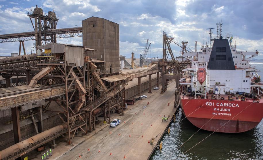 Com 85 anos, porto paranaense redefine a relação da atividade portuária com a cidade. Em 2020, a empresa Portos do Paraná vai zerar a dívida com o município e repassar R$ 22,66 milhões. O dinheiro é aplicado em investimentos na área de saúde, educação, obras, além de ajudar o poder municipal a manter salários em dia e fazer novas contratações.