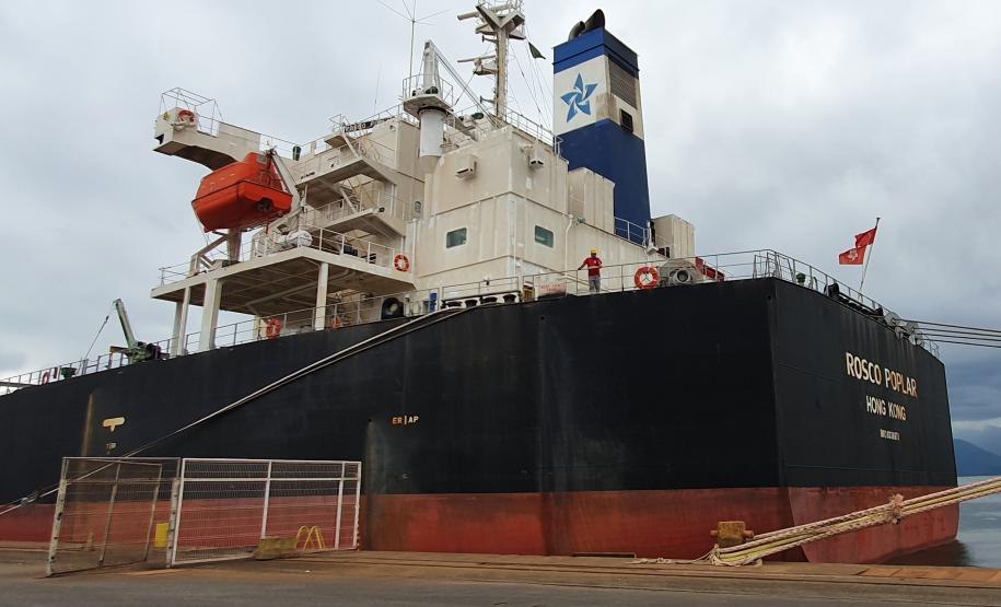 Este ano, 469 navios atracaram nos Portos do Paraná. Apenas no mês de março, até a última quinta-feira (19), foram 124 embarcações recebidas para carregar ou descarregar nos berços paranaenses. Todos, sem exceção, passaram pelo controle e protocolo sanitários aplicados pela Agência Nacional de Vigilância Sanitária (Anvisa).