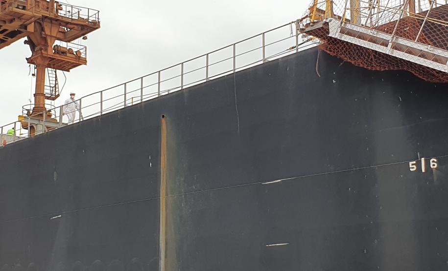 Este ano, 469 navios atracaram nos Portos do Paraná. Apenas no mês de março, até a última quinta-feira (19), foram 124 embarcações recebidas para carregar ou descarregar nos berços paranaenses. Todos, sem exceção, passaram pelo controle e protocolo sanitários aplicados pela Agência Nacional de Vigilância Sanitária (Anvisa).