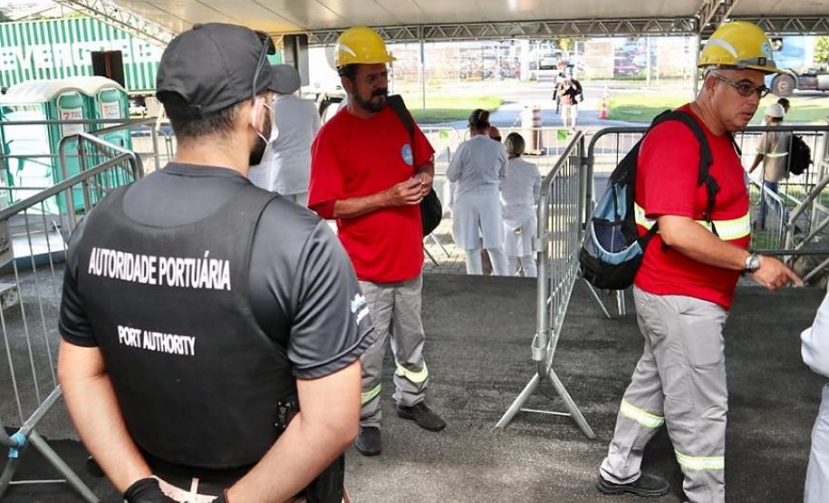 Equipes médicas foram contratadas e atuam 24 horas para fazer aferição de temperatura, orientação e triagem dos profissionais que descarregam cargas e atuam na atividade portuária. Há postos médicos e de enfermagem, 32 chuveiros, 60 pias e lava-pés com hipoclorito de sódio, entre outras iniciativas.