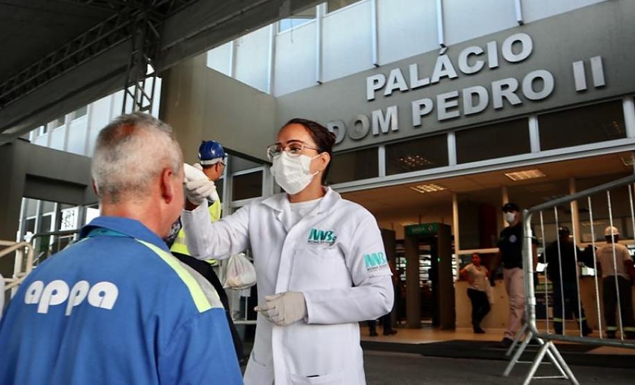 Equipes médicas foram contratadas e atuam 24 horas para fazer aferição de temperatura, orientação e triagem dos profissionais que descarregam cargas e atuam na atividade portuária. Há postos médicos e de enfermagem, 32 chuveiros, 60 pias e lava-pés com hipoclorito de sódio, entre outras iniciativas.